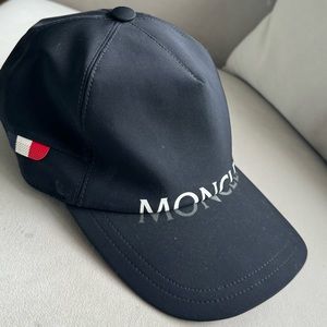 Moncler woman baseball cap new I just wear it once